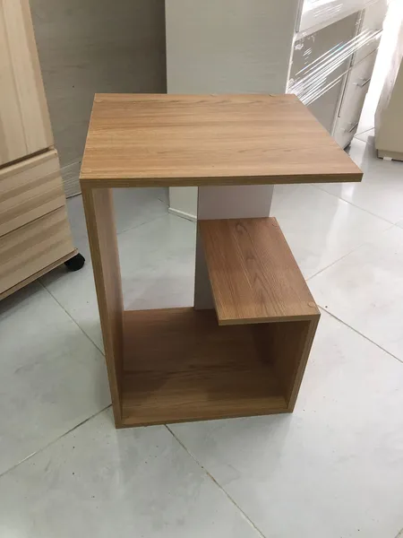 MESA AUXILIAR, con diseño moderno y espacios para ubicar objetos